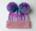 Cappelli invernali - fibra acrilica - pelliccia sintetica - 26 x 24 cm - rosa-lilla-blu-viola - stile giocoso con pompon