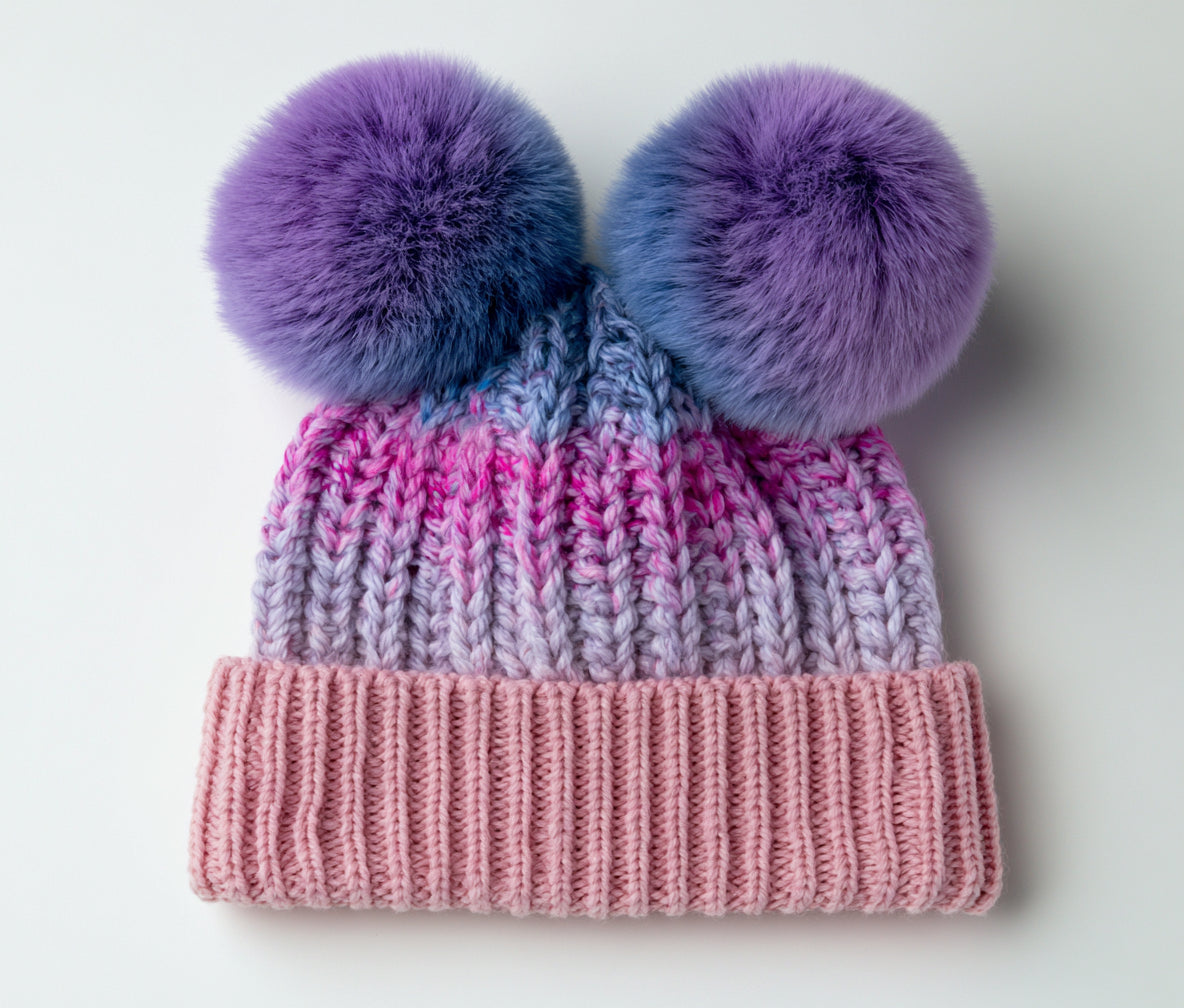 Cappelli invernali - fibra acrilica - pelliccia sintetica - 26 x 24 cm - rosa-lilla-blu-viola - stile giocoso con pompon